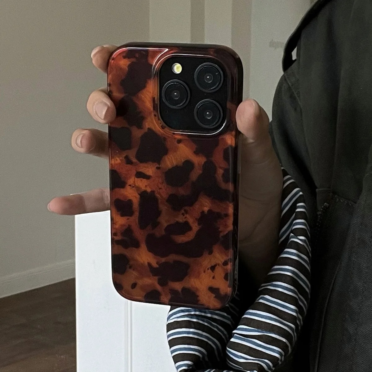 レトロなアンバーテクスチャのレーザー加工スマホケース iPh - Phone Cases Store のレビューと価格